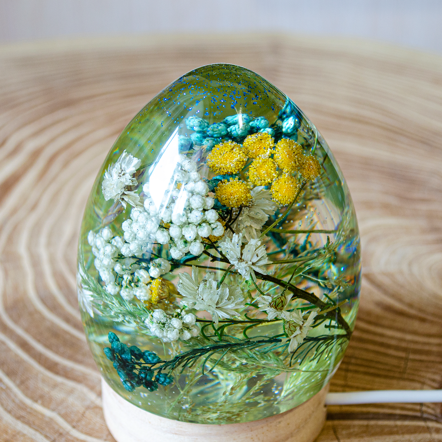 Night light made of jewelry epoxy resin with natural dried flowers.